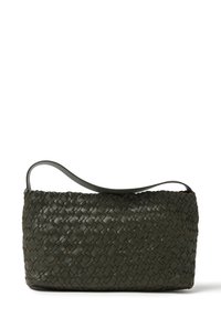 Bolso de cuero tejido verde oscuro con una correa lisa, forma rectangular y una superficie texturizada con intrincados patrones.