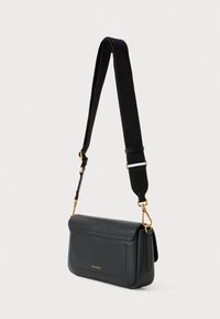 Zwarte leren crossbodytas met een gestructureerd ontwerp, gouden hardware-accenten en een getextureerde band voor verstelbare lengte.