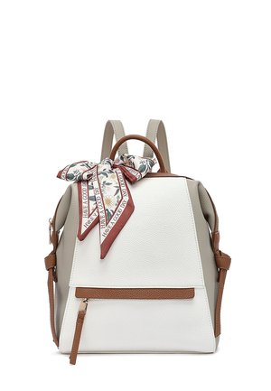 Biały i beżowy skórzany plecak z brązowym obramowaniem, przednią kieszenią na zamek błyskawiczny oraz kwiecistym szalikiem związanym na górnym uchwycie z napisem "Miłego dnia."