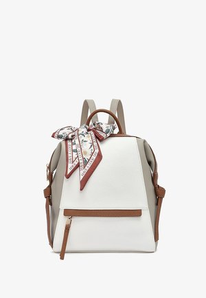 Mochila de cuero blanca y beige con ribetes marrones, bolsillo frontal con cremallera y una bufanda floral atada al asa superior con la frase "Que tengas un buen día."
