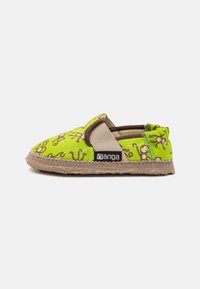 Grön slip-on sko med ett mönster av apor, elastiskt band, bruna detaljer och en strukturerad beige sula. Tillverkad av tyg och miljövänliga material.