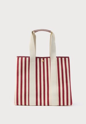 Canvas tas met verticale rood-beige strepen, twee brede beige handgrepen en een kleine ronde gouden knopsluiting.
