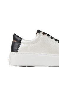 Sneaker platform bianco con tomaia in argento metallico, accentuazione in cuoio nero sul tallone e lacci neri. Presenta il marchio in ros�é gold sul tallone.