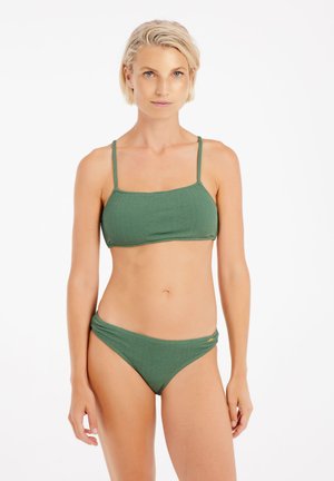 Grön tvådelad bikini med ett texturerat halterneck-top med tunna remmar och matchande lågmidjade bottnar med subtila sidofåll.
