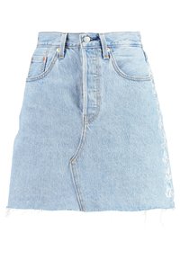 Světle modrá riflová sukně s třepeným lemem, s předními kapsami, zapínáním na knoflíky a květinovou výšivkou na boku.