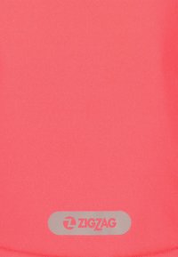 Neon pink stof med en glat tekstur, der har et gråt "ZIGZAG" logo på et afrundet mærke nederst i midten.