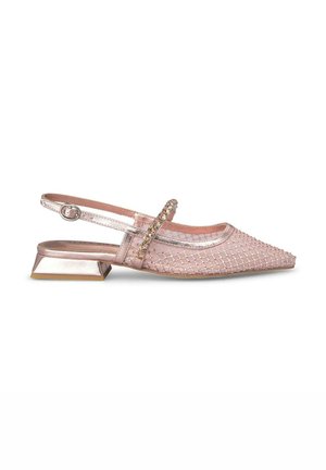 Chaussure à talon slingback rose avec un bout pointu, texture en maille, accentuée par de petits gemmes sur une sangle, et un talon en bloc métallique géométrique.