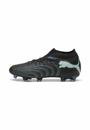 Schwarzer Puma Fußballschuh mit hellblauen Akzenten, strukturierter Oberfläche und hohem Knöchelkragen, im Seitenprofil vor weißem Hintergrund gezeigt.