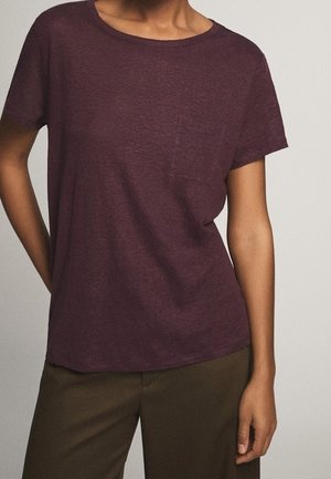 Korte mouwen, relaxte fit t-shirt in diep bordeaux, gemaakt van zacht materiaal met een ronde hals en een klein borstzakje.