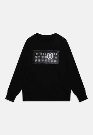 Sweatshirt noir avec un graphisme texturé à l'avant, portant des chiffres blancs et un "6" bien en évidence au centre. Col rond et manches longues.
