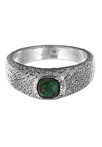 Silverring med en strukturerad yta, med en grön sten inramad i en rund fat. Märkt med "925" som anger sterlingsilver.