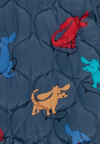 Vatteret stof med en blå baggrund og tegneseriehunde i rød, orange og grønblå, der hver især står på skateboard, arrangeret i et diamantmønster.