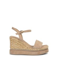 Beige Keil-Sandalen mit einer strukturierten Jute-Plattform, glattem Wildleder-Obermaterial, verstellbarem Knöchelriemen und Gummisohle.