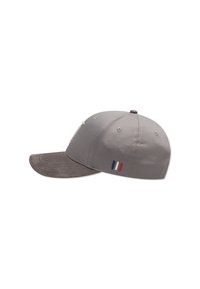 Siva kapa s zakrivljenim vizorom, teksturirana siva tkanina i tri boje akcenta (plava, bijela, crvena) sa strane. Ima šest ventilacijskih otvora.