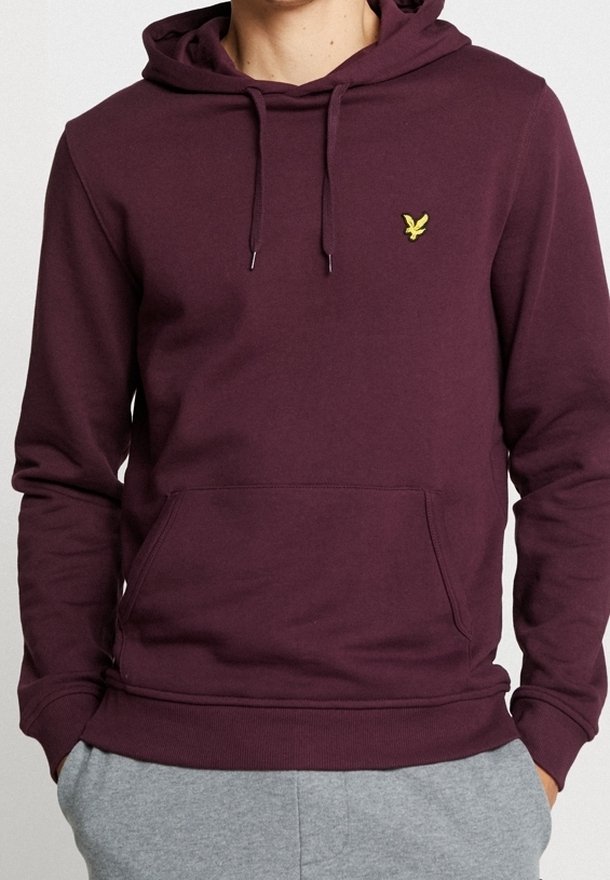 Sudadera burdeos de mezcla de algodón, con un bolsillo frontal, capucha con cordón y un pequeño logo amarillo en el lado izquierdo del pecho.