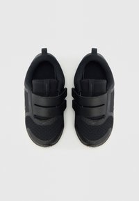 Zapatillas deportivas negras con material de malla y sintético, puntera redondeada, dos correas de velcro, suela texturizada y detalles moldeados.