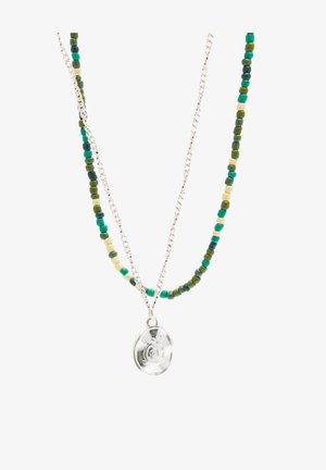 Naszyjnik z koralików z zielonymi, niebieskimi i żółtymi kwadratowymi koralikami, przeplatany srebrnym łańcuszkiem oraz okrągłym wisiorkiem z spiralnym wzorem.