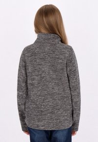 Pullover grigio con colletto alto, maniche raglan e un morbido tessuto a maglia testurizzato. Caratterizzato da un orlo leggermente curvato e una vestibilità casual.