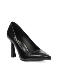 Zapato de tacón alto de cuero negro con punta afilada, acabado brillante y tacón cuadrado. Textura suave con detalles de diseño mínimos.