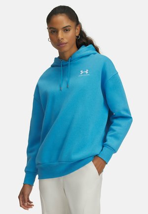 Blauwe hoodie van zacht materiaal met een trekkoordkap, met een klein wit logo op de borst en ribgebreide manchetten en zoom.