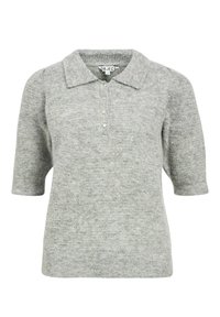 Hellgrauer kurzärmeliger Polo-Pullover aus strukturiertem Strickmaterial, mit einem spitzen Kragen und einer Knopfleiste auf der Vorderseite.