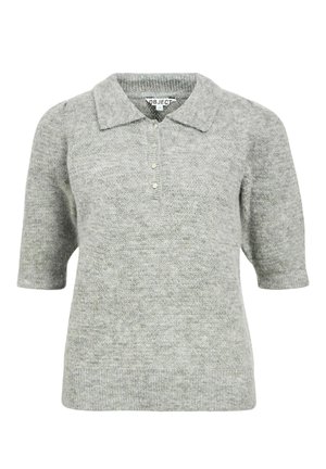 Hellgrauer kurzärmeliger Polo-Pullover aus strukturiertem Strickmaterial, mit einem spitzen Kragen und einer Knopfleiste auf der Vorderseite.
