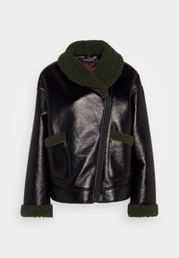 Veste en simili cuir noir avec un col et des poignets en polaire verte. Elle comporte une fermeture éclair à l'avant, deux poches latérales et une coupe légèrement ample.