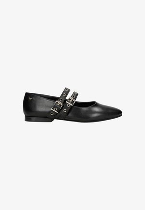 Chaussures plates noires avec un bout pointu, des sangles à double boucle avec des finitions en métal argenté, et une finition en cuir lisse. Talon bas et robuste.