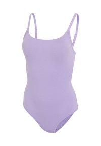 Fialový jednodílný body s nastavitelnými tenkými ramínky a subtilním logem poblíž kyčle na čistém bílém pozadí.