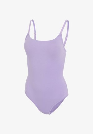 Lila yksi-osa bodysuit, jossa on säädettävät ohuet olkaimet ja hillitty logo lantion lähellä, yksinkertaisella valkoisella taustalla.