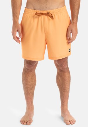 Costumi da bagno da uomo in morbido tessuto arancione, con una vita elastica e un cordoncino marrone, tasche laterali e una piccola toppa con logo.
