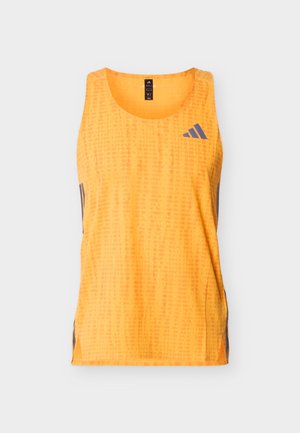 Ärmelloses, leuchtend orangefarbenes Sporttanktop mit dezentem Karomuster und dunklem Adidas-Logo auf der Brust, dargestellt vor neutralem Hintergrund.