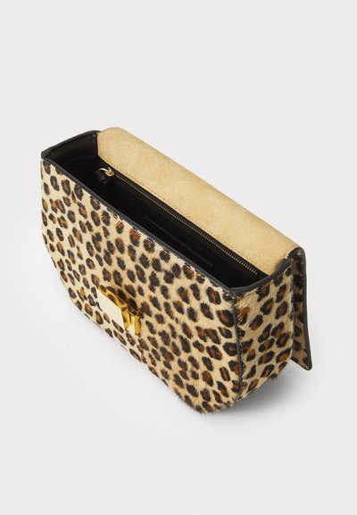 Handväska med leopardmönster och konstpäls på utsidan, svarta kanter och en överdel i tan mocka. Har ett guldfärgat lås och ett zip-inre fack.