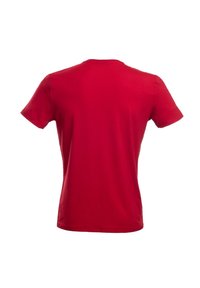 Czerwona bawełniana koszulka, krótki rękaw, okrągły dekolt, bezszwowe plecy, gładka faktura, dopasowany krój.