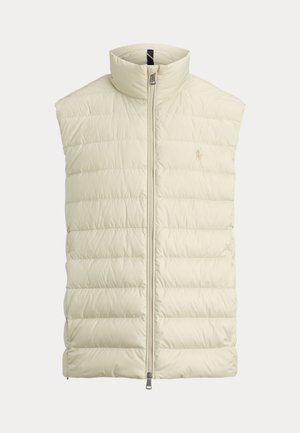 Veste sans manches matelassée couleur crème avec col montant et fermeture éclair frontale, avec un logo brodé discret sur la poitrine.