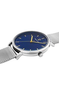 Orologio in metallo argentato con quadrante blu, lancette delle ore e dei minuti gialle e cinturino a maglia. Caratterizzato da un design semplice con indicatori delle ore minimalisti.
