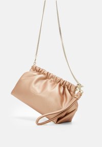 Metallinen ruusukullanvärinen clutch-laukku, jossa on ryppyinen muotoilu, ketjuhihna ja ranneke. Sileä pinta ja hienovarainen kiilto.