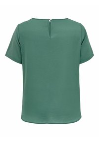 Top verde a maniche corte realizzato in tessuto liscio, con una particolare apertura a forma di chiave sul retro e scollo rotondo. Taglio dritto con orlo leggermente curvato.