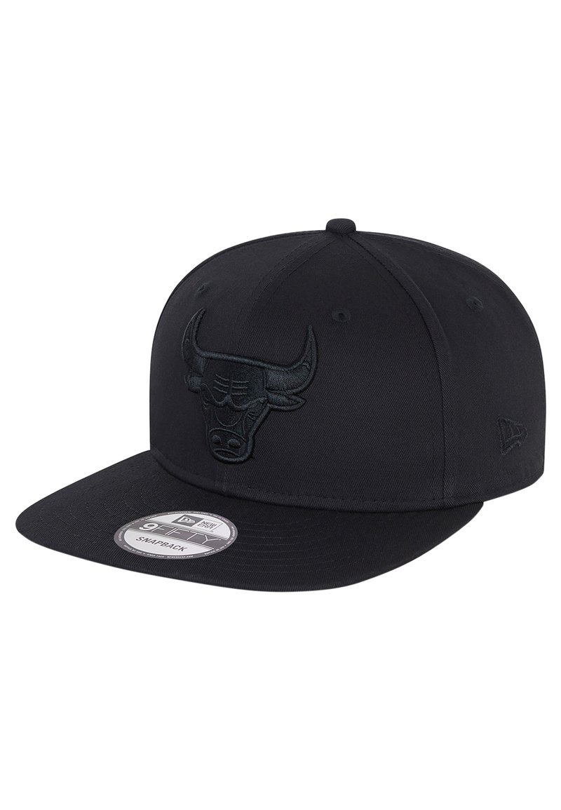 Gorra snapback negra con un logotipo de toro bordado en la parte frontal, visera plana, tejido texturizado y una pegatina de New Era en el ala.