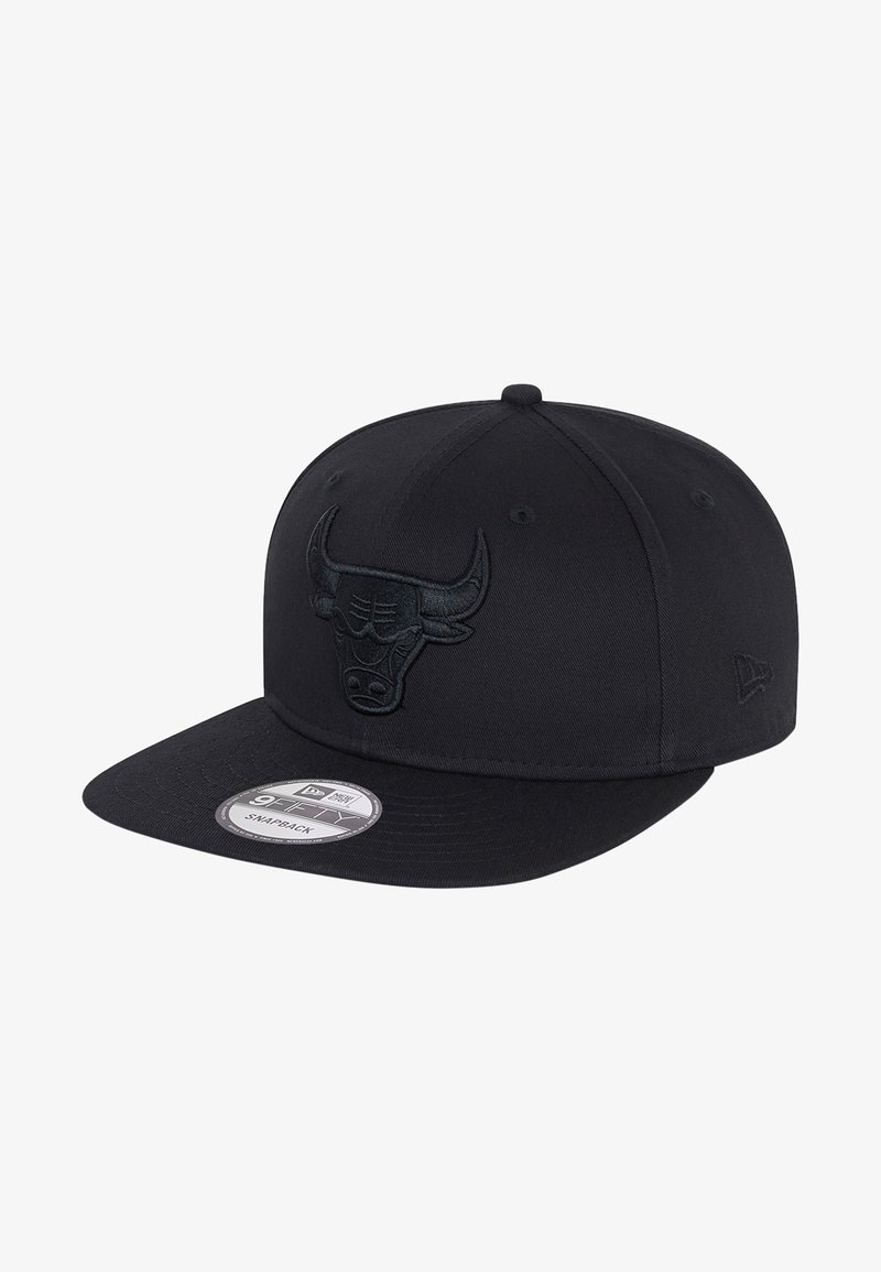 Gorra snapback negra con un logotipo de toro bordado en la parte frontal, visera plana, tejido texturizado y una pegatina de New Era en el ala.