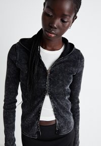 Weekday DYED FITTED ZIP HOODIE - Gilet - black