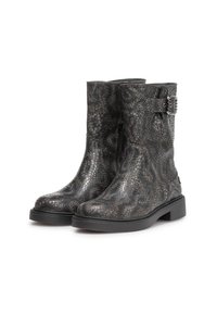 Botas de tobillo negras texturizadas con un patrón de piel de serpiente, que cuentan con un zipper lateral y un detalle de hebilla metálica en la correa del tobillo.