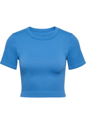 Niebieski prążkowany crop top z krótkimi rękawami, z okrągłym dekoltem i dopasowanym krojem, wykonany z elastycznej mieszanki bawełny.