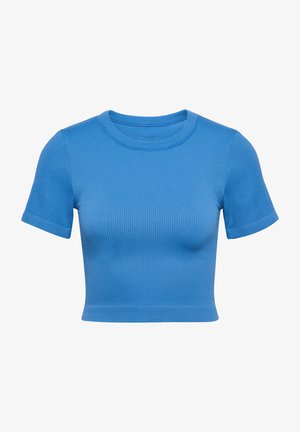 Ribbad blå crop-top med korta ärmar, med rundhalsringning och en figurnära siluett, tillverkad av ett stretchigt bomullsblandat tyg.