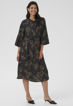 Zwarte midi-jurk met een gouden bloemenpatroon. Heeft een knoopsluiting, driekwartmouwen en een strikceintuur. Glad stoftextuur.