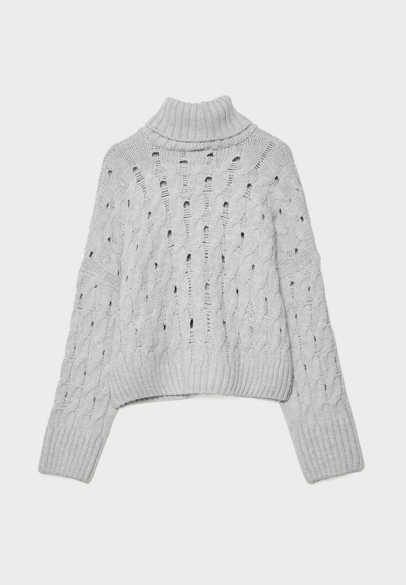 Maglione grigio a maglia cablè con collo alto, caratterizzato da un design a punti aperti e polsini e orlo a costine. La lunghezza corta esalta il look casual.