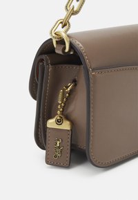 COACH LUXE REFINED IDOL BAG - Kézitáska - dark stone
