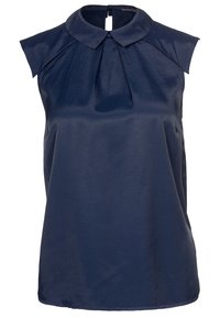 Mörkblå ärmlös blus med rund krage, med plisseringar fram och en slät, blank tygkvalitet.