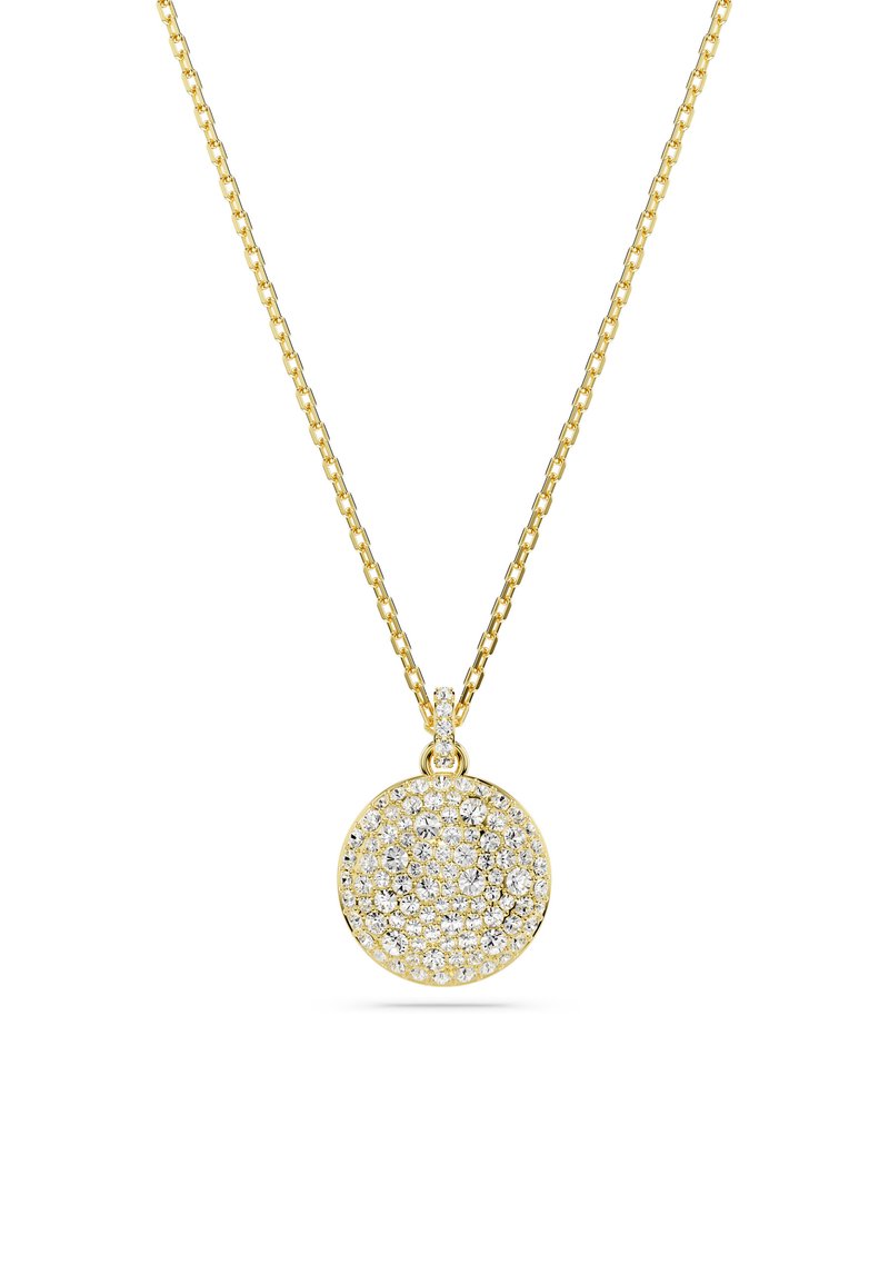 Colar de corrente de ouro apresenta um pendente circular cravejado com numerosos cristais transparentes, criando uma superfície texturizada e cintilante.