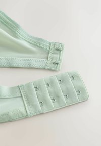 Agrafe de soutien-gorge vert clair avec des fermoirs à crochet et œil, présentée sur un fond blanc.